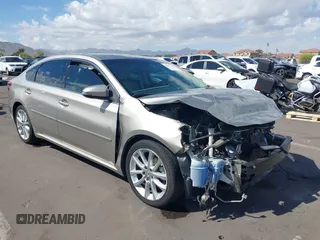 2013 Toyota Avalon XLE z VIN 4T1BK1EB2DU052498, wystawiony jako IAAI lot #42029124 z przebiegiem 109 278 mil mil oraz . Historia ofert i sprzedaży dostępna na DreamBid. Obrazek 1.