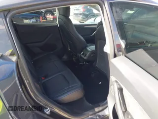 2024 Tesla Model Y Long Range z VIN 7SAYGDEE0RA263842, wystawiony jako IAAI lot #42106339 z przebiegiem 48 447 mil mil oraz . Historia ofert i sprzedaży dostępna na DreamBid. Obrazek 8.
