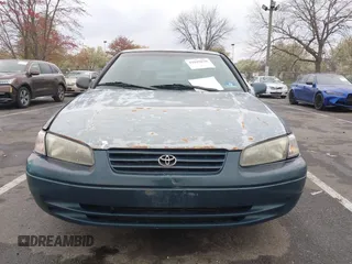 1997 Toyota Camry LE z VIN 4T1BG22K5VU024448, wystawiony jako IAAI lot #42019670 z przebiegiem 133 385 mil mil oraz . Historia ofert i sprzedaży dostępna na DreamBid. Obrazek 12.