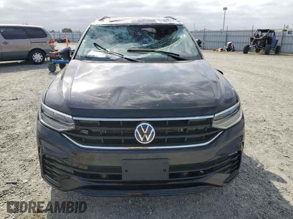 2024 Volkswagen Tiguan SE R-Line Black z VIN 3VVCB7AX8RM072281, wystawiony jako Copart lot #54356745 z przebiegiem 10 562 mil mil oraz Szkoda całkowita • Salvage title. Historia ofert i sprzedaży dostępna na DreamBid. Obrazek 5.