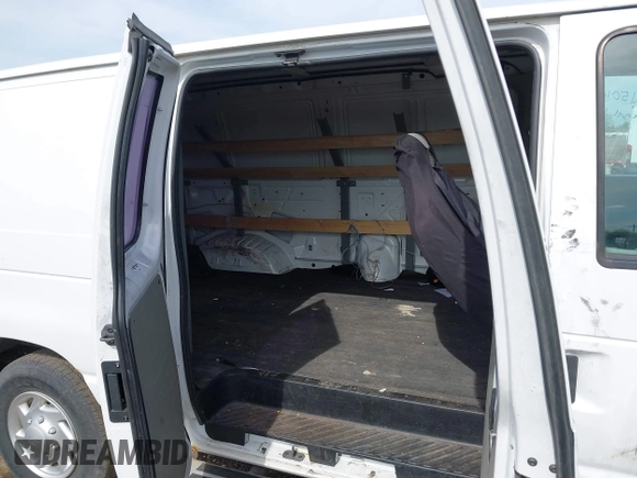 2011 Ford Econoline Cargo Commercial z VIN 1FTNE2EW0BDA56676, wystawiony jako IAAI lot #42215010 z przebiegiem 179 752 mil mil oraz . Historia ofert i sprzedaży dostępna na DreamBid. Obrazek 8.