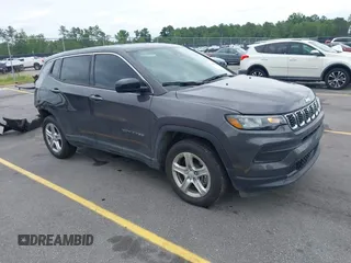 2024 Jeep Compass Sport z VIN 3C4NJDAN5RT120168, wystawiony jako IAAI lot #42479858 z przebiegiem 21 368 mil mil oraz . Historia ofert i sprzedaży dostępna na DreamBid. Obrazek 1.