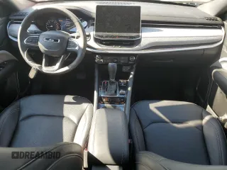 2024 Jeep Compass Latitude Lux с VIN 3C4NJDFN1RT593929, выставлен на аукционе Copart как лот 53492725 с пробегом 14 033 миль миль и Списание • Salvage title. История ставок и продаж доступна на DreamBid. Изображение 8.
