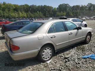 1996 Mercedes-Benz E Class with VIN WDBJF20F3TJ023420, listed as a Copart auction lot 71042494 with 0 mi miles and Salvage Title. Bid and sale history available at carsss.com. Image 3.
