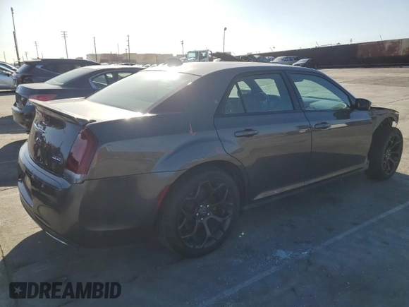 2020 Chrysler 300 S z VIN 2C3CCABG3LH158907, wystawiony jako Copart lot #49107695 z przebiegiem 70 204 mil mil oraz Szkody całkowita. Historia ofert i sprzedaży dostępna na DreamBid. Obrazek 3.