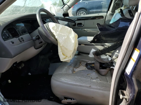 2001 Lincoln Town Car Signature z VIN 1LNHM82W81Y634842, wystawiony jako Copart lot #56839175 z przebiegiem Nie podano mil oraz Szkoda całkowita • Salvage title. Historia ofert i sprzedaży dostępna na DreamBid. Obrazek 7.