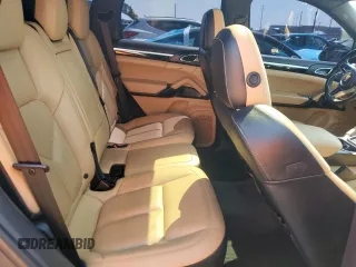 2016 Porsche Cayenne z VIN WP1AA2A22GKA08076, wystawiony jako Copart lot #55059565 z przebiegiem 71 521 mil mil oraz Szkoda całkowita • Salvage title. Historia ofert i sprzedaży dostępna na DreamBid. Obrazek 11.