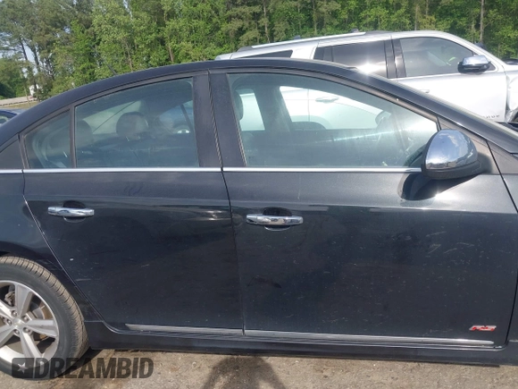 2014 Chevrolet Cruze 2LT z VIN 1G1PE5SB2E7320522, wystawiony jako IAAI lot #42073346 z przebiegiem 116 427 mil mil oraz . Historia ofert i sprzedaży dostępna na DreamBid. Obrazek 13.