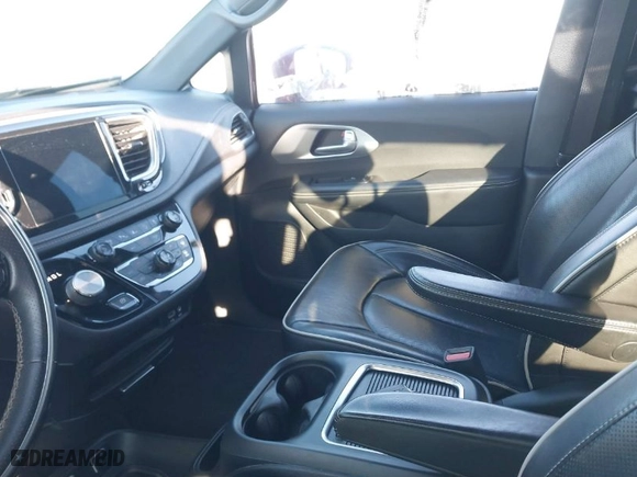 2018 Chrysler Pacifica Limited with VIN 2C4RC1GG4JR171526, listed as a IAAI auction lot 41696257 with 99,107 mi miles. Bid and sale history available at carsss.com. Image 5.