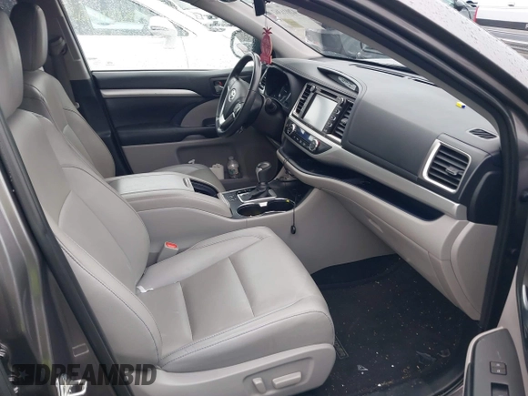2019 Toyota Highlander SE z VIN 5TDJZRFH0KS584881, wystawiony jako IAAI lot #42016362 z przebiegiem 65 704 mil mil oraz . Historia ofert i sprzedaży dostępna na DreamBid. Obrazek 5.