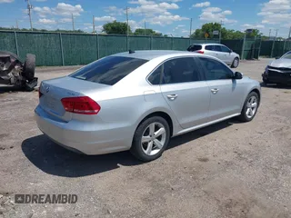 2013 Volkswagen Passat SE z VIN 1VWBN7A3XDC072918, wystawiony jako IAAI lot #42381396 z przebiegiem 180 103 mil mil oraz . Historia ofert i sprzedaży dostępna na DreamBid. Obrazek 4.