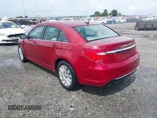 2013 Chrysler 200 LX z VIN 1C3CCBAG2DN767549, wystawiony jako IAAI lot #42081076 z przebiegiem 121 759 mil mil oraz . Historia ofert i sprzedaży dostępna na DreamBid. Obrazek 3.