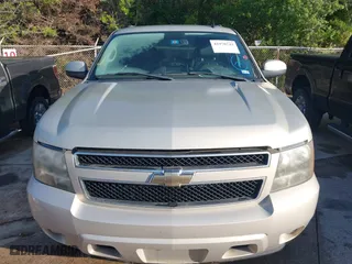 2008 Chevrolet Suburban LT w/3LT with VIN 3GNFC16058G131809, listed as a IAAI auction lot 41970742 with 208,767 mi miles. Bid and sale history available at carsss.com. Image 6.