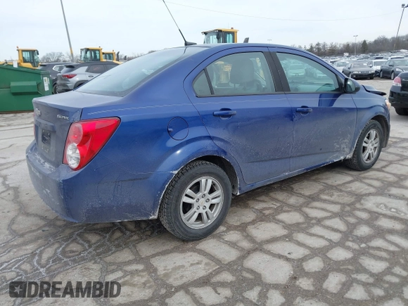 2012 Chevrolet Sonic LS z VIN 1G1JA5SH6C4199806, wystawiony jako IAAI lot #41454660 z przebiegiem 124 691 mil mil oraz . Historia ofert i sprzedaży dostępna na DreamBid. Obrazek 4.
