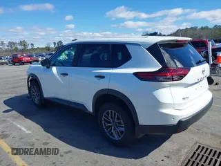 2024 Nissan Rogue S z VIN 5N1BT3AA9RC746379, wystawiony jako IAAI lot #41708183 z przebiegiem 3 796 mil mil oraz . Historia ofert i sprzedaży dostępna na DreamBid. Obrazek 3.