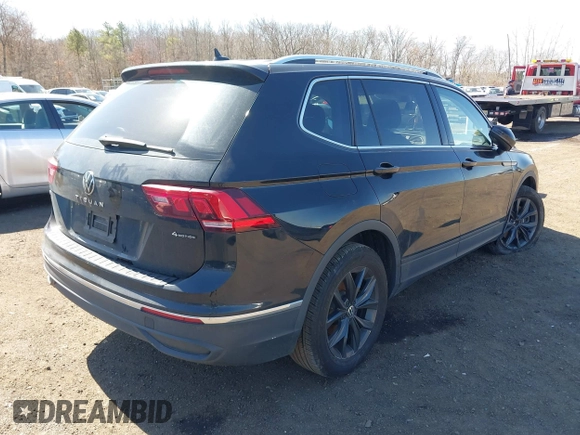 2024 Volkswagen Tiguan SE z VIN 3VVMB7AX0RM048335, wystawiony jako IAAI lot #41810972 z przebiegiem 29 467 mil mil oraz . Historia ofert i sprzedaży dostępna na DreamBid. Obrazek 4.