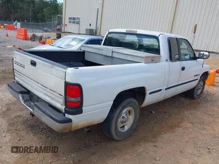 1998 Dodge 1500 z VIN 3B7HC13Y3WG180371, wystawiony jako IAAI lot #41832046 z przebiegiem 245 121 mil mil oraz . Historia ofert i sprzedaży dostępna na DreamBid. Obrazek 4.