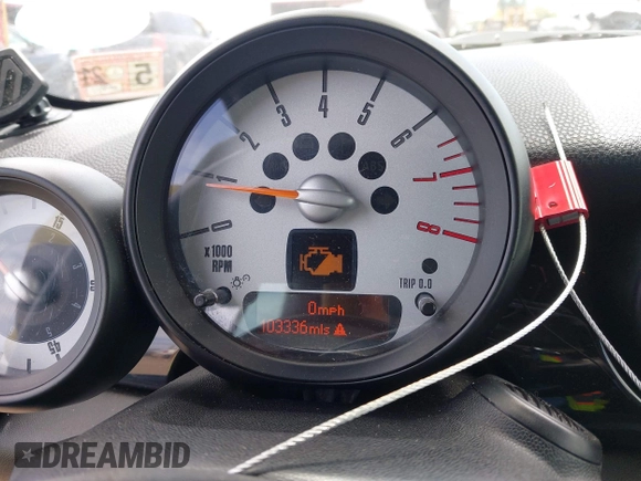 2011 MINI Convertible S z VIN WMWZP3C54BTX84385, wystawiony jako IAAI lot #42388603 z przebiegiem 103 336 mil mil oraz . Historia ofert i sprzedaży dostępna na DreamBid. Obrazek 7.