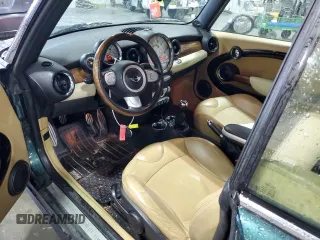 2010 MINI Convertible S z VIN WMWMS3C54ATY51980, wystawiony jako Copart lot #56589265 z przebiegiem 147 136 mil mil oraz Szkoda całkowita • Salvage title. Historia ofert i sprzedaży dostępna na DreamBid. Obrazek 8.