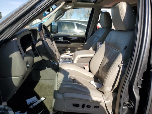 2017 Lincoln Navigator Select z VIN 5LMJJ2HTXHEL02270, wystawiony jako Copart lot #86042654 z przebiegiem 177 846 mil mil oraz Szkoda całkowita • Salvage title. Historia ofert i sprzedaży dostępna na DreamBid. Obrazek 7.