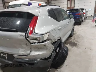 2024 Volvo XC40 Plus Dark Theme с VIN YV4L12UL0R2366601, выставлен на аукционе IAAI как лот 42206699 с пробегом 14 701 миль миль и . История ставок и продаж доступна на DreamBid. Изображение 17.