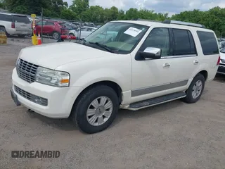 2007 Lincoln Navigator z VIN 5LMFU27587LJ21193, wystawiony jako IAAI lot #42474551 z przebiegiem 132 792 mil mil oraz . Historia ofert i sprzedaży dostępna na DreamBid. Obrazek 2.