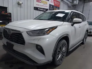 2022 Toyota Highlander Platinum z VIN 5TDFZRBH5NS203414, wystawiony jako IAAI lot #41376200 z przebiegiem 40 876 mil mil oraz . Historia ofert i sprzedaży dostępna na DreamBid. Obrazek 2.