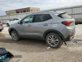 2023 Buick Encore GX Essence z VIN KL4MMGSLXPB132911, wystawiony jako Copart lot #49880115 z przebiegiem 50 287 mil mil oraz Szkoda całkowita • Salvage title. Historia ofert i sprzedaży dostępna na DreamBid. Obrazek 2.