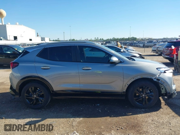2024 Buick Encore GX Sport Touring z VIN KL4AMDSL5RB016374, wystawiony jako IAAI lot #41149918 z przebiegiem 15 512 mil mil oraz . Historia ofert i sprzedaży dostępna na DreamBid. Obrazek 14.