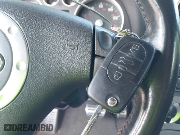2004 Audi TT z VIN TRUTC28N241016061, wystawiony jako IAAI lot #42413028 z przebiegiem 175 236 mil mil oraz . Historia ofert i sprzedaży dostępna na DreamBid. Obrazek 11.