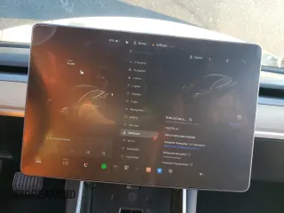 2019 Tesla Model 3 Mid Range z VIN 5YJ3E1EA8KF306096, wystawiony jako Copart lot #82712354 z przebiegiem 170 775 mil mil oraz Szkoda całkowita • Salvage title. Historia ofert i sprzedaży dostępna na DreamBid. Obrazek 9.