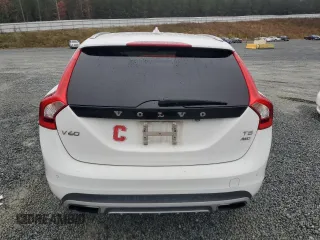 2017 Volvo V60 z VIN YV440MWKXH1040994, wystawiony jako Copart lot #81419934 z przebiegiem Nie podano mil oraz Szkoda całkowita • Salvage title. Historia ofert i sprzedaży dostępna na DreamBid. Obrazek 6.
