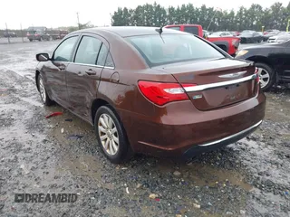 2013 Chrysler 200 Touring z VIN 1C3CCBBG1DN569415, wystawiony jako IAAI lot #42212670 z przebiegiem 125 959 mil mil oraz . Historia ofert i sprzedaży dostępna na DreamBid. Obrazek 3.