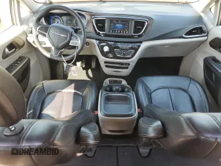 2020 Chrysler Voyager LXi z VIN 2C4RC1DG3LR195842, wystawiony jako Copart lot #52044885 z przebiegiem 114 370 mil mil oraz Szkoda całkowita • Salvage title. Historia ofert i sprzedaży dostępna na DreamBid. Obrazek 8.
