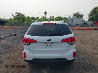 2015 Kia Sorento LX z VIN 5XYKTDA7XFG604872, wystawiony jako IAAI lot #42419997 z przebiegiem 174 676 mil mil oraz . Historia ofert i sprzedaży dostępna na DreamBid. Obrazek 16.