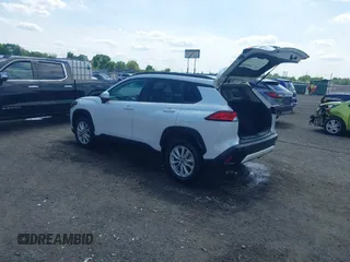 2023 Toyota Corolla Cross LE z VIN 7MUCAAAG5PV061045, wystawiony jako IAAI lot #42173012 z przebiegiem 54 464 mil mil oraz . Historia ofert i sprzedaży dostępna na DreamBid. Obrazek 3.