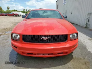 2005 Ford Mustang Deluxe z VIN 1ZVFT80N955154676, wystawiony jako Copart lot #61267825 z przebiegiem 191 439 mil mil oraz Czysty tytuł • Clean title. Historia ofert i sprzedaży dostępna na DreamBid. Obrazek 5.