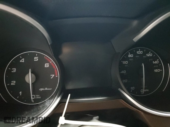 2018 Alfa Romeo Stelvio z VIN ZASFAKAN1J7B92901, wystawiony jako Copart lot #56943405 z przebiegiem 78 444 mil mil oraz Czysty tytuł • Clean title. Historia ofert i sprzedaży dostępna na DreamBid. Obrazek 9.