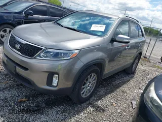 2015 Kia Sorento LX with VIN 5XYKT4A75FG640517, listed as a IAAI auction lot 42019468 with 135,710 mi miles. Bid and sale history available at carsss.com. Image 2.