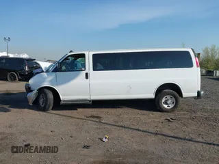 2020 Chevrolet Express Passenger LT z VIN 1GAZGPFG3L1177956, wystawiony jako IAAI lot #42084384 z przebiegiem 76 879 mil mil oraz . Historia ofert i sprzedaży dostępna na DreamBid. Obrazek 13.