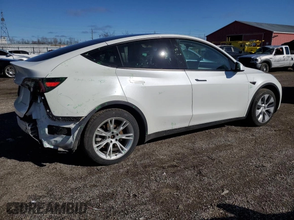 2023 Tesla Model Y Long Range z VIN 7SAYGAEE2PF758235, wystawiony jako Copart lot #49059895 z przebiegiem 57 615 mil mil oraz Czysty tytuł • Clean title. Historia ofert i sprzedaży dostępna na DreamBid. Obrazek 3.