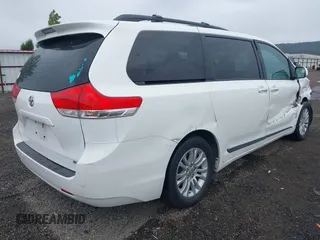 2012 Toyota Sienna XLE AAS z VIN 5TDYK3DC3CS215411, wystawiony jako IAAI lot #42333328 z przebiegiem 123 677 mil mil oraz . Historia ofert i sprzedaży dostępna na DreamBid. Obrazek 4.
