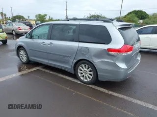 2012 Toyota Sienna XLE AAS z VIN 5TDYK3DC1CS192310, wystawiony jako IAAI lot #41379303 z przebiegiem 119 524 mil mil oraz . Historia ofert i sprzedaży dostępna na DreamBid. Obrazek 3.