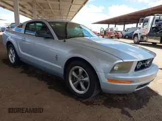 2008 Ford Mustang Deluxe z VIN 1ZVHT80N985181017, wystawiony jako IAAI lot #42804460 z przebiegiem 188 424 mil mil oraz . Historia ofert i sprzedaży dostępna na DreamBid. Obrazek 1.