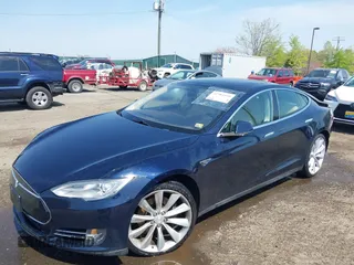 2013 Tesla Model S z VIN 5YJSA1CN5DFP20579, wystawiony jako IAAI lot #41983339 z przebiegiem 80 118 mil mil oraz . Historia ofert i sprzedaży dostępna na DreamBid. Obrazek 2.