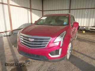 2019 Cadillac XT5 Premium Luxury FWD z VIN 1GYKNERS0KZ157287, wystawiony jako IAAI lot #41106524 z przebiegiem 131 464 mil mil oraz . Historia ofert i sprzedaży dostępna na DreamBid. Obrazek 17.