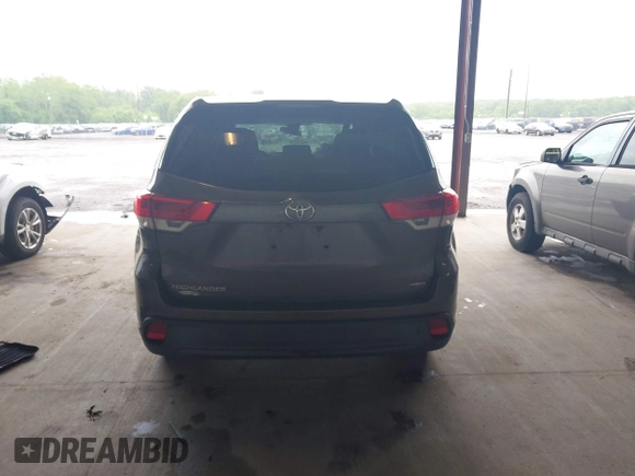 2017 Toyota Highlander LE z VIN 5TDBZRFH6HS386710, wystawiony jako IAAI lot #42226567 z przebiegiem 64 773 mil mil oraz . Historia ofert i sprzedaży dostępna na DreamBid. Obrazek 16.