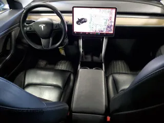 2019 Tesla Model 3 Mid Range z VIN 5YJ3E1EA4KF310792, wystawiony jako Copart lot #53031595 z przebiegiem 99 799 mil mil oraz Szkody całkowita. Historia ofert i sprzedaży dostępna na DreamBid. Obrazek 8.