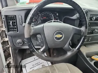 2012 Chevrolet Express Cargo z VIN 1GCWGFCAXC1173617, wystawiony jako IAAI lot #42561444 z przebiegiem 178 334 mil mil oraz . Historia ofert i sprzedaży dostępna na DreamBid. Obrazek 15.