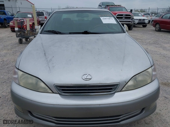 2001 Lexus ES 300 with VIN JT8BF28G015112689, listed as a IAAI auction lot 42075076 with 241,147 mi miles. Bid and sale history available at carsss.com. Image 6.